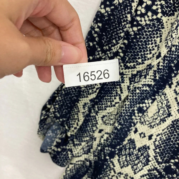 Joseph Ribkoff Black Cream Geometric V Neck  Rolled Tab Stretchy Top size 10 - Picture 10 of 10